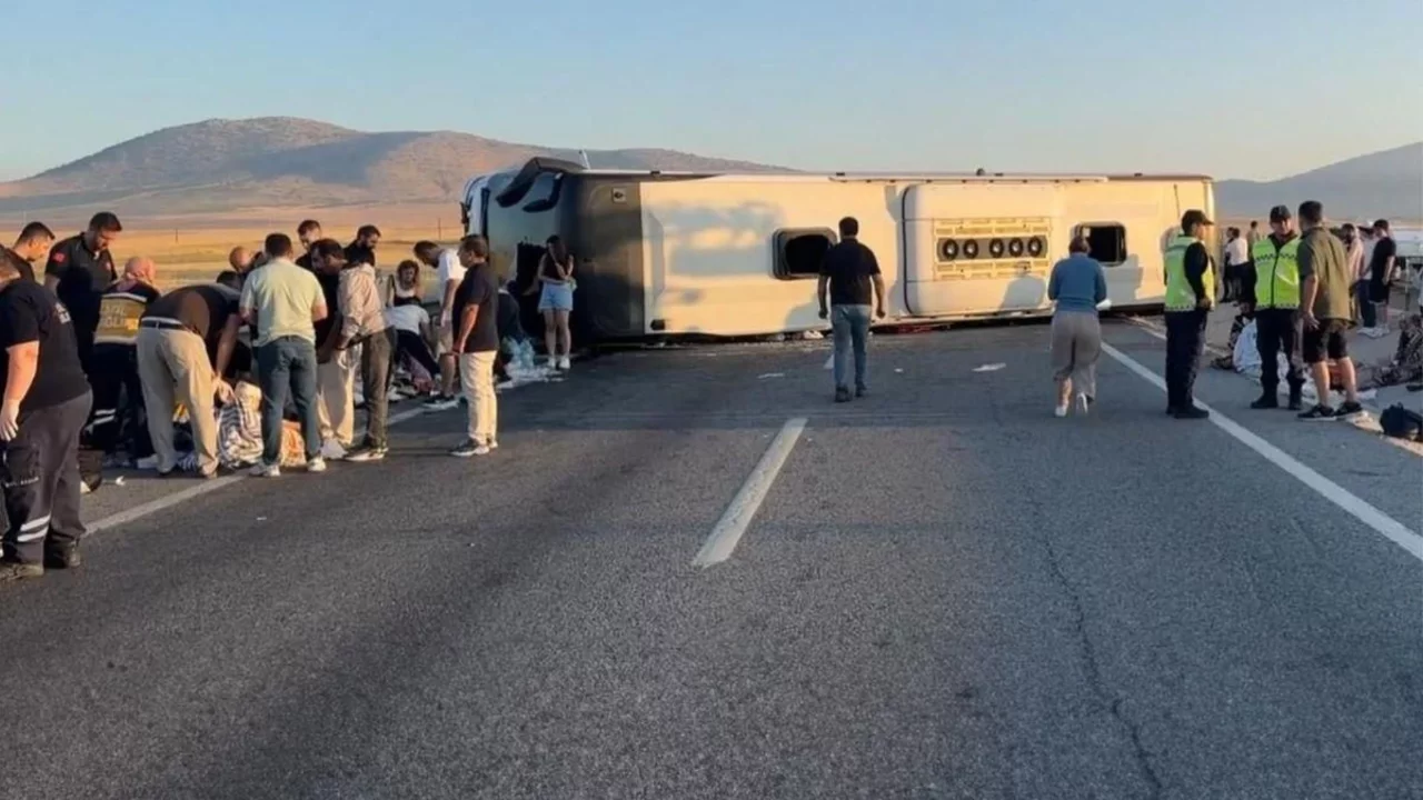 K&uuml;tahya otob&uuml;s kazası SON DAKİKA! K&uuml;tahya otob&uuml;s kazasında ka&ccedil; yaralı var, &ouml;l&uuml; var mı?