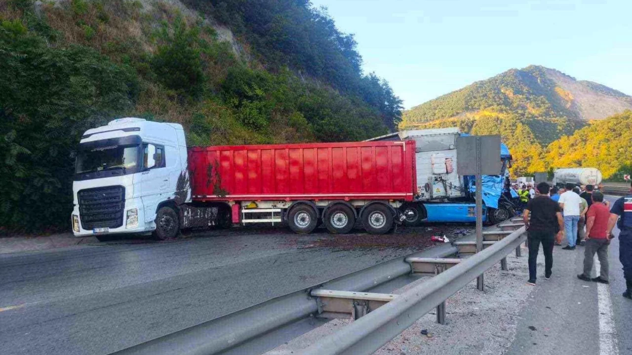 Bilecik'te aynı istikamette seyreden 2 tır çarpıştı