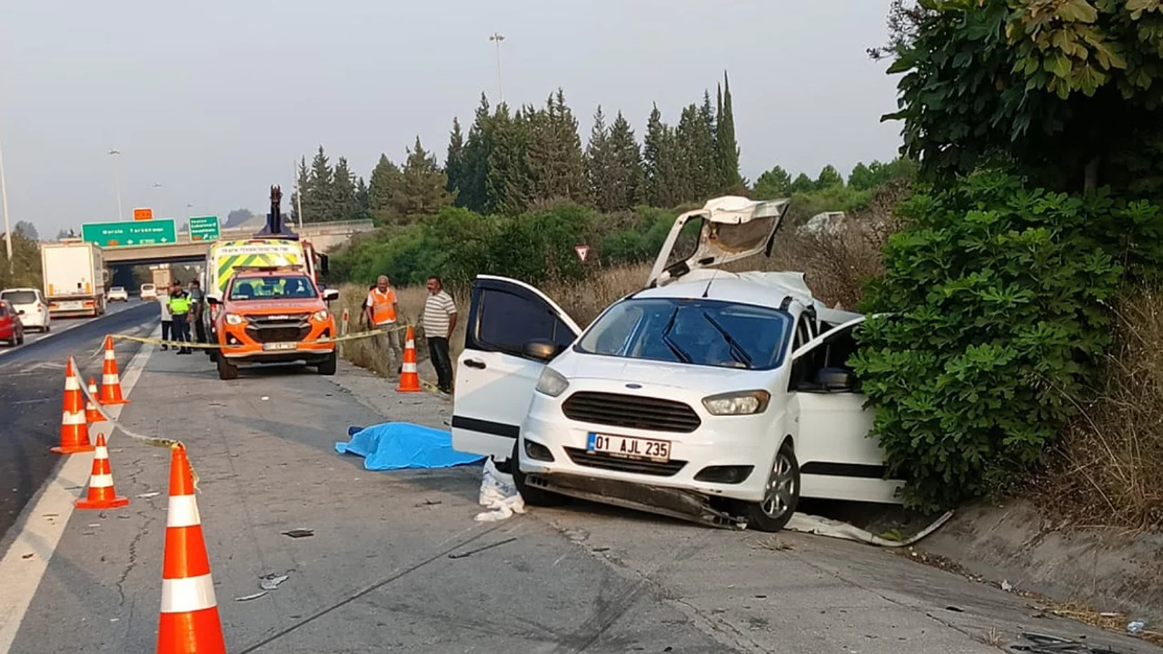 Tarsus otoyolunda feci kaza! Hafif ticari araca &ccedil;arpan tır 2 can aldı
