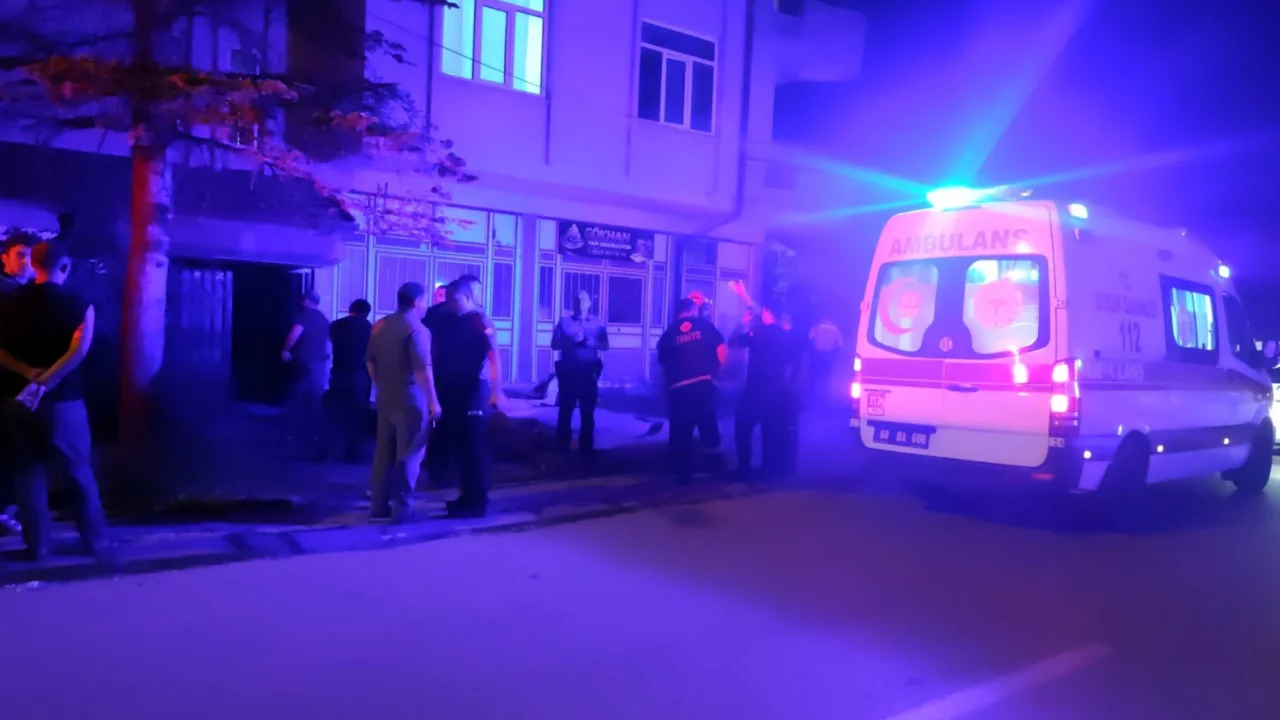 Eşi eve almadı, çatıdan girmek isterken 3'üncü kattan düşüp yaralandı