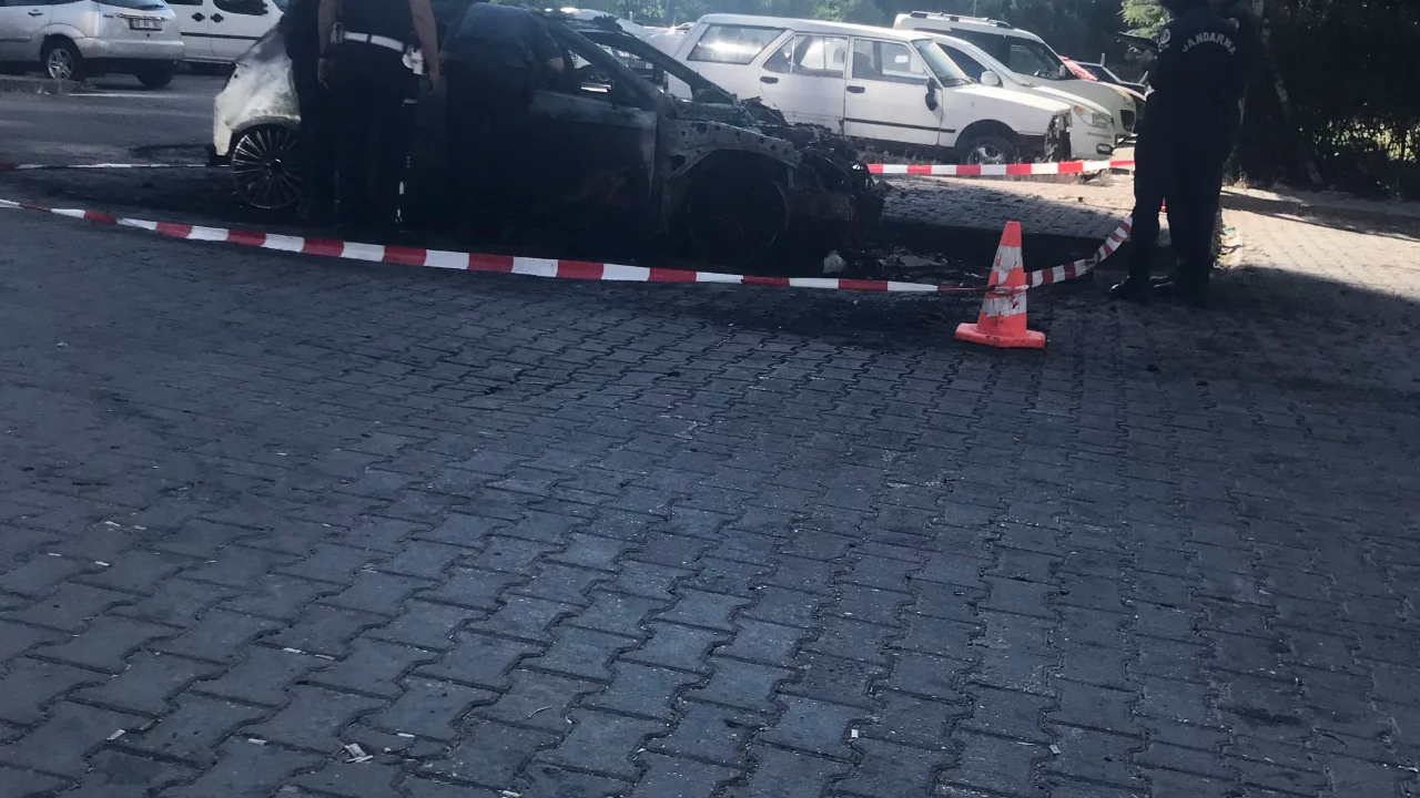 Kadının hem dükkanını hem aracını yaktı