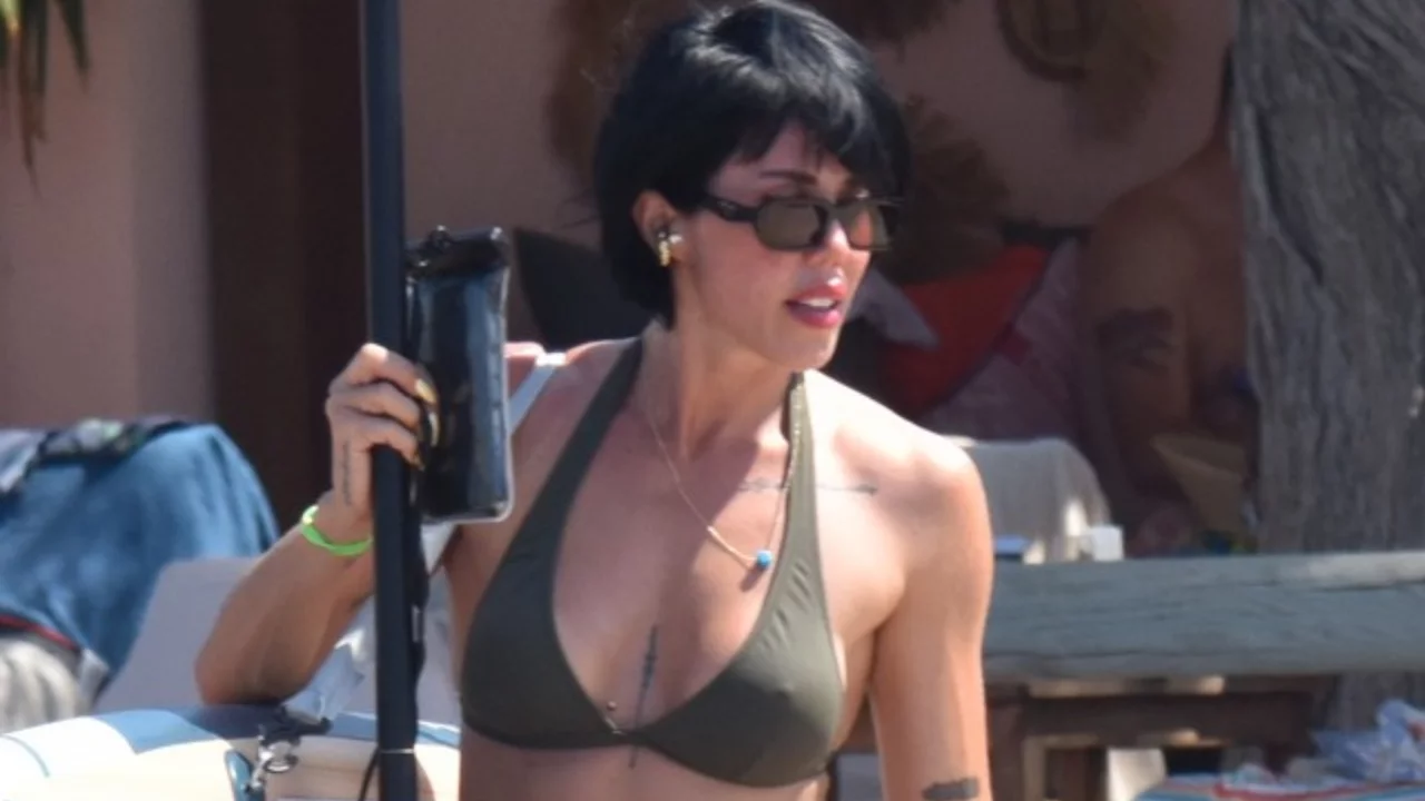 Sevda Dalgıç Bodrum'da objektiflere takıldı! Kürek sörfüyle dikkat çekti
