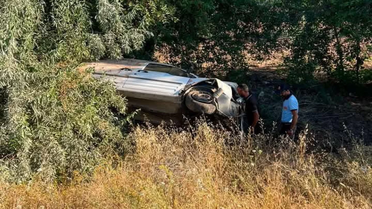Hafif ticari ara&ccedil; tarlaya savruldu! Kazada 3 kişi yaralandı