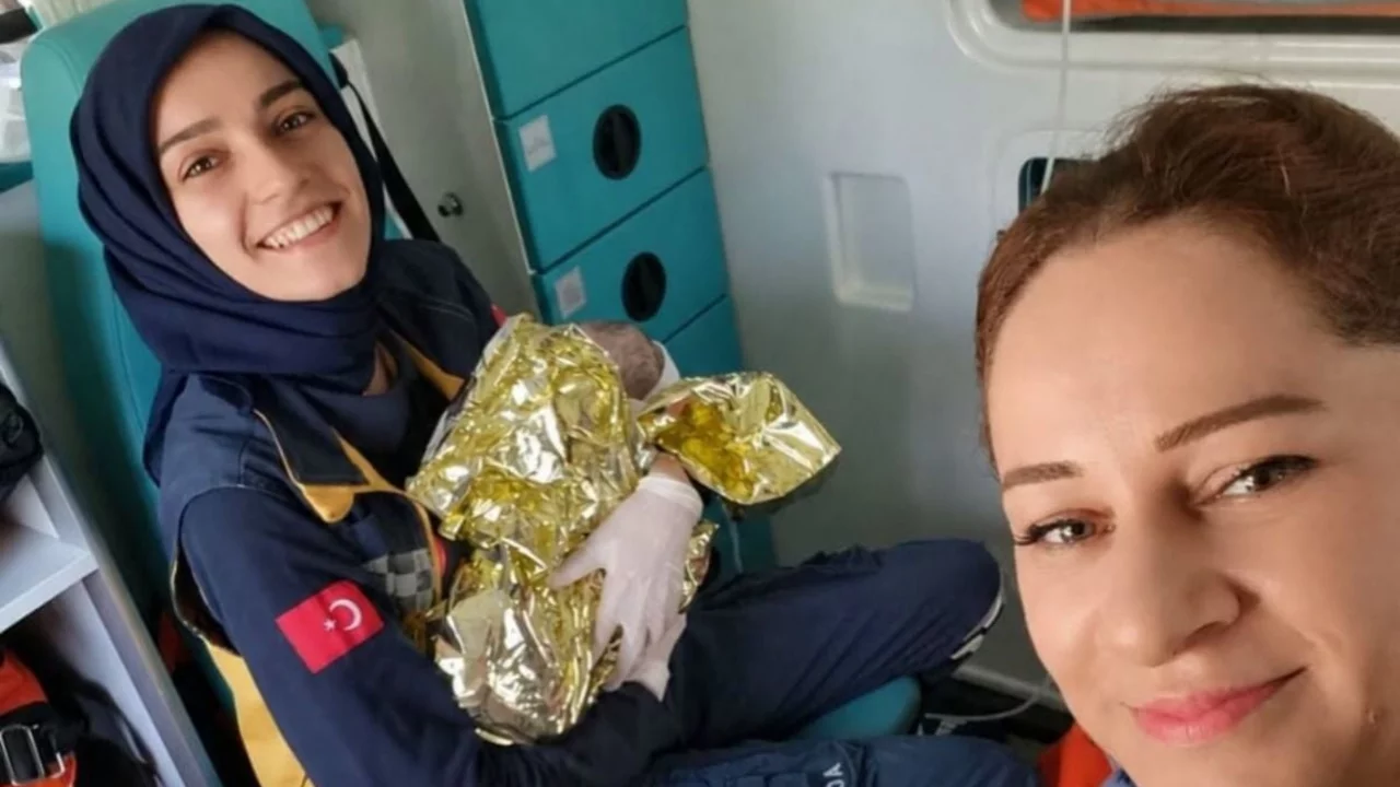 Hastaneye giderken ambulansta doğum yaptı
