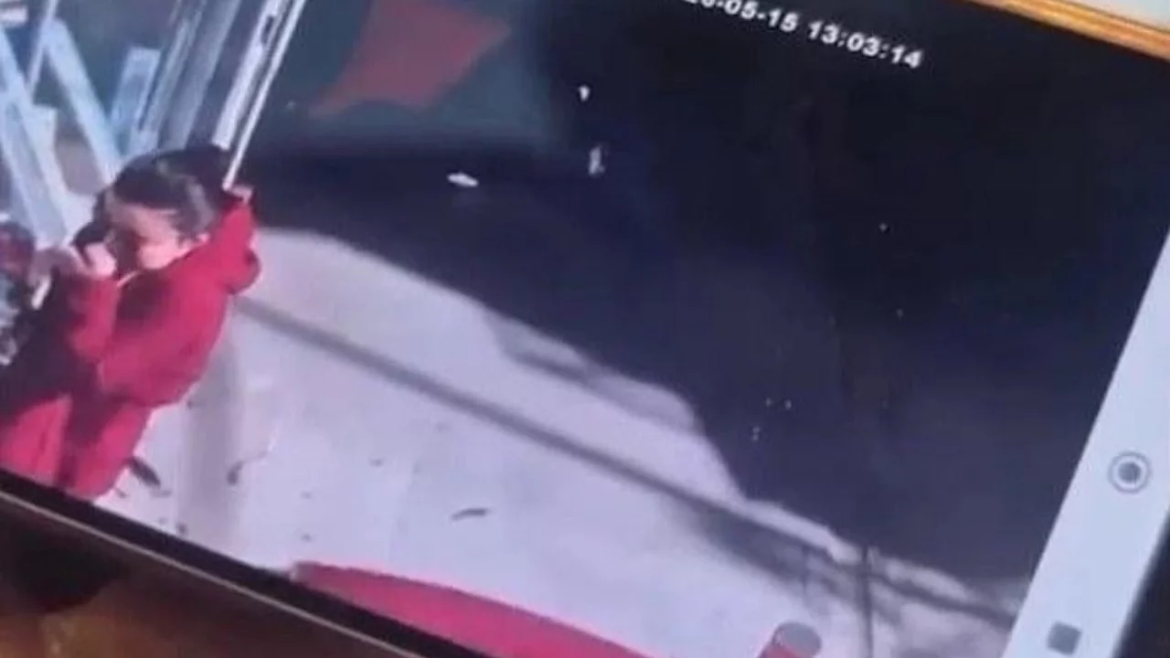 Kaldırımda y&uuml;r&uuml;yen yayayı &ouml;ld&uuml;r&uuml;p serbest kaldı! Kazanın g&ouml;r&uuml;nt&uuml;leri ortaya &ccedil;ıktı...