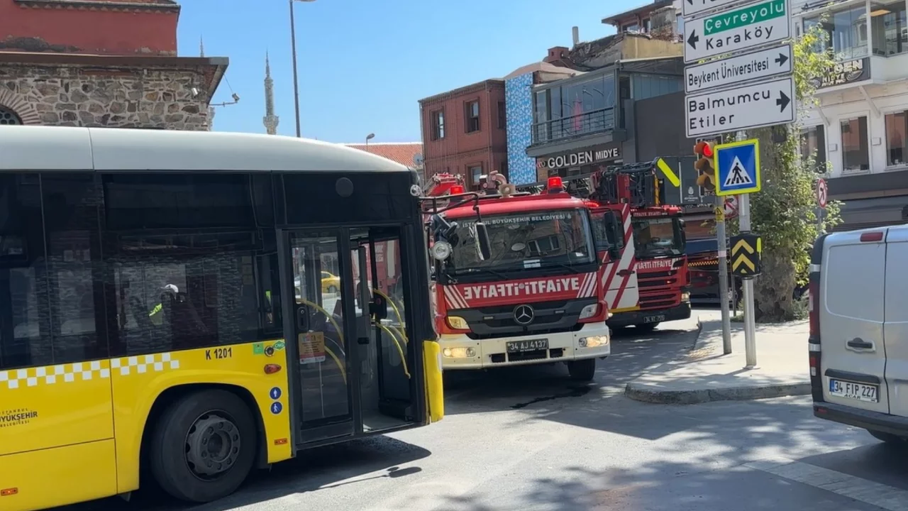 Ortak&ouml;y'de İETT otob&uuml;s&uuml;nden dumanlar y&uuml;kseldi: Motor arızası trafiğe neden oldu