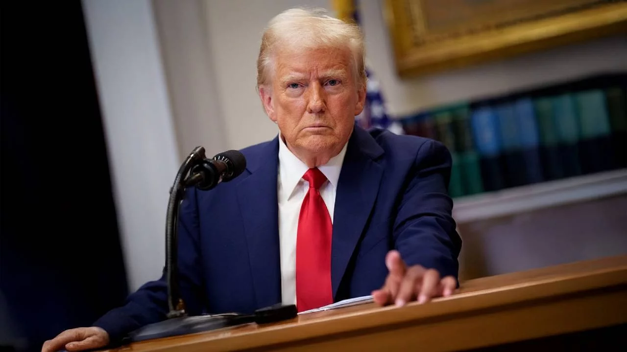 Trump'tan İran'a sert uyarı! "Hürmüz'de saldırı olursa köprüleri ve santralleri vururuz"