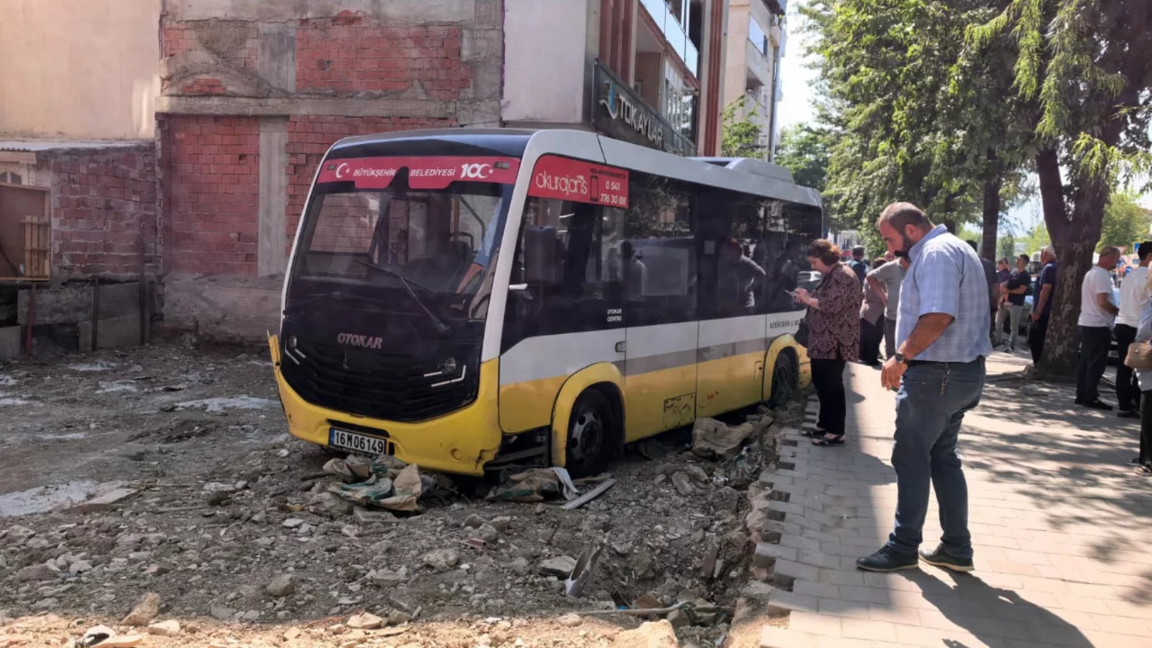 Bursa'da yürekleri ağza getiren kaza! Önüne ne geldiyse biçti, arsaya uçtu...