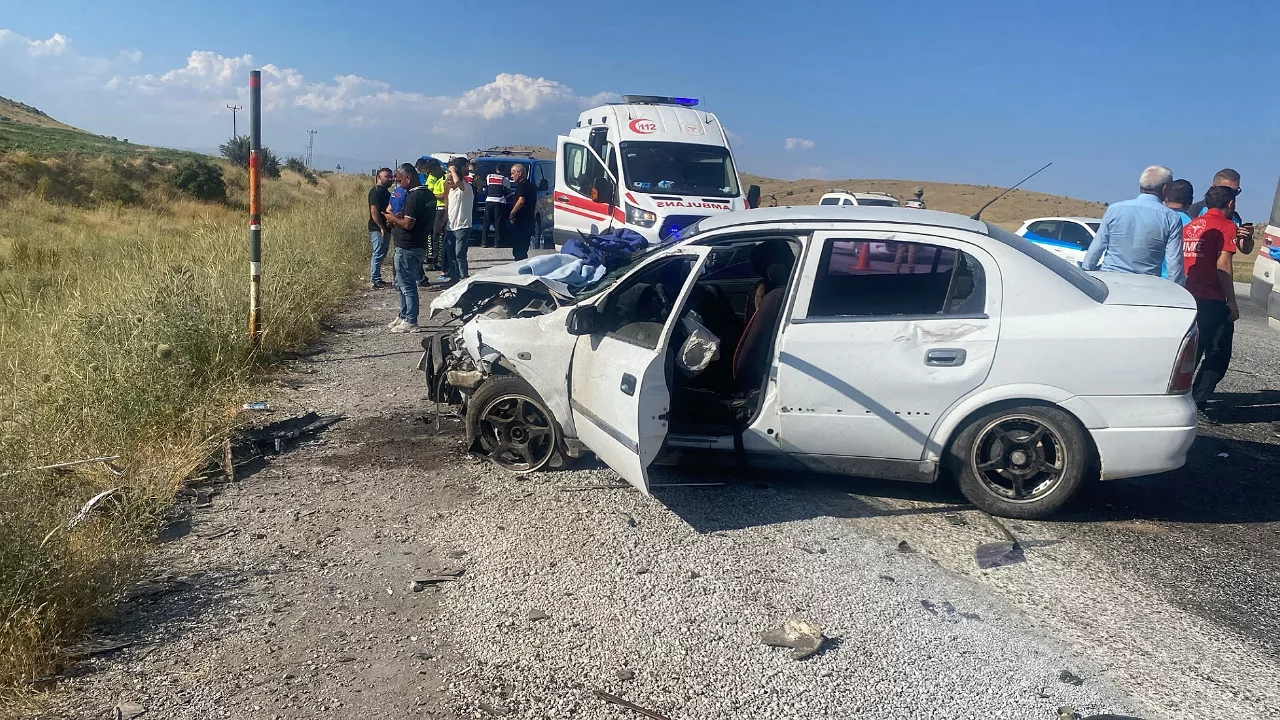İki otomobil çarpıştı! Biri çocuk 6 kişi yaralandı