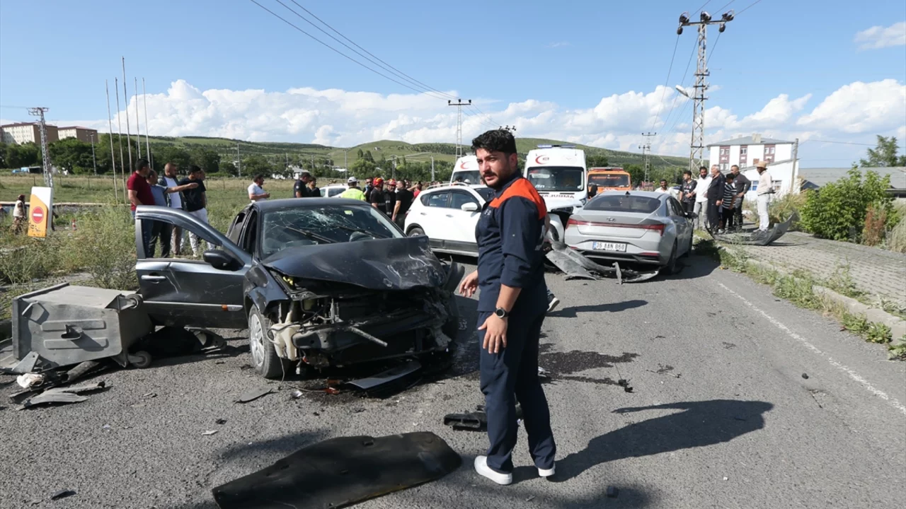 Kars'ta peş peşe &ccedil;arpışma! 3 aracın karıştığı kazada 8 kişi yaralandı