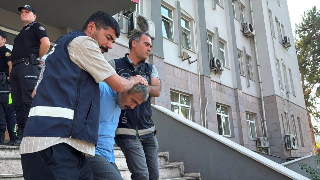Karab&uuml;k'te kan donduran cinayette yeni gelişme! Zanlı tutuklanarak cezaevine g&ouml;nderildi