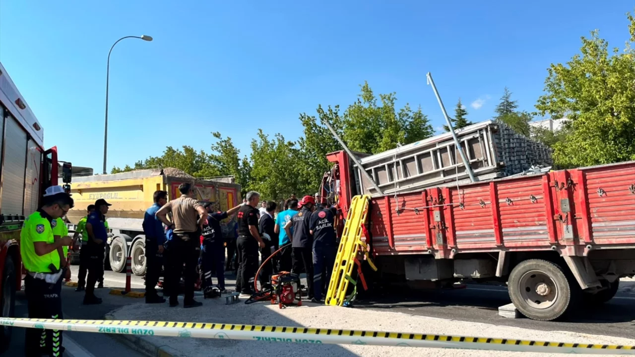 Aksaray'da kamyonet hafriyat kamyonuna &ccedil;arptı! İki kişi ağır yaralandı