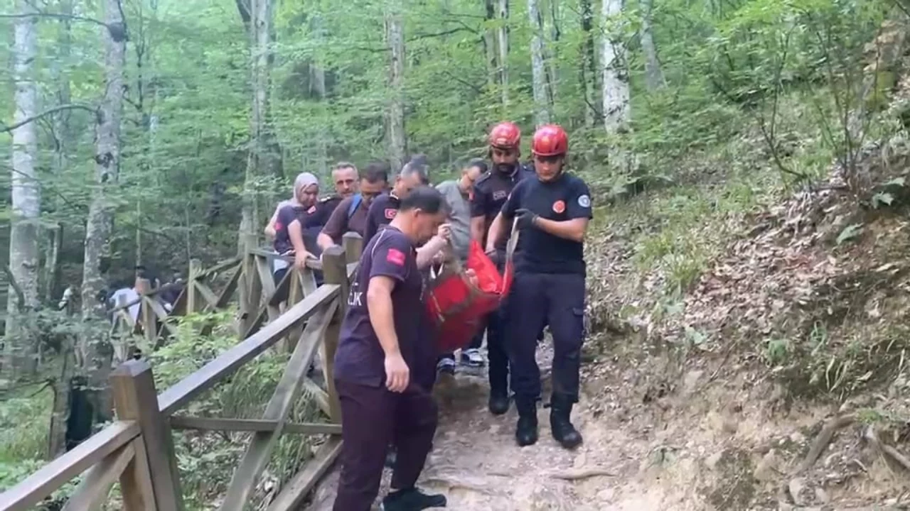 Bursa'da Oylat Şelalesi'nde nefes kesen kurtarma! Yaralı kadın b&ouml;yle taşındı...