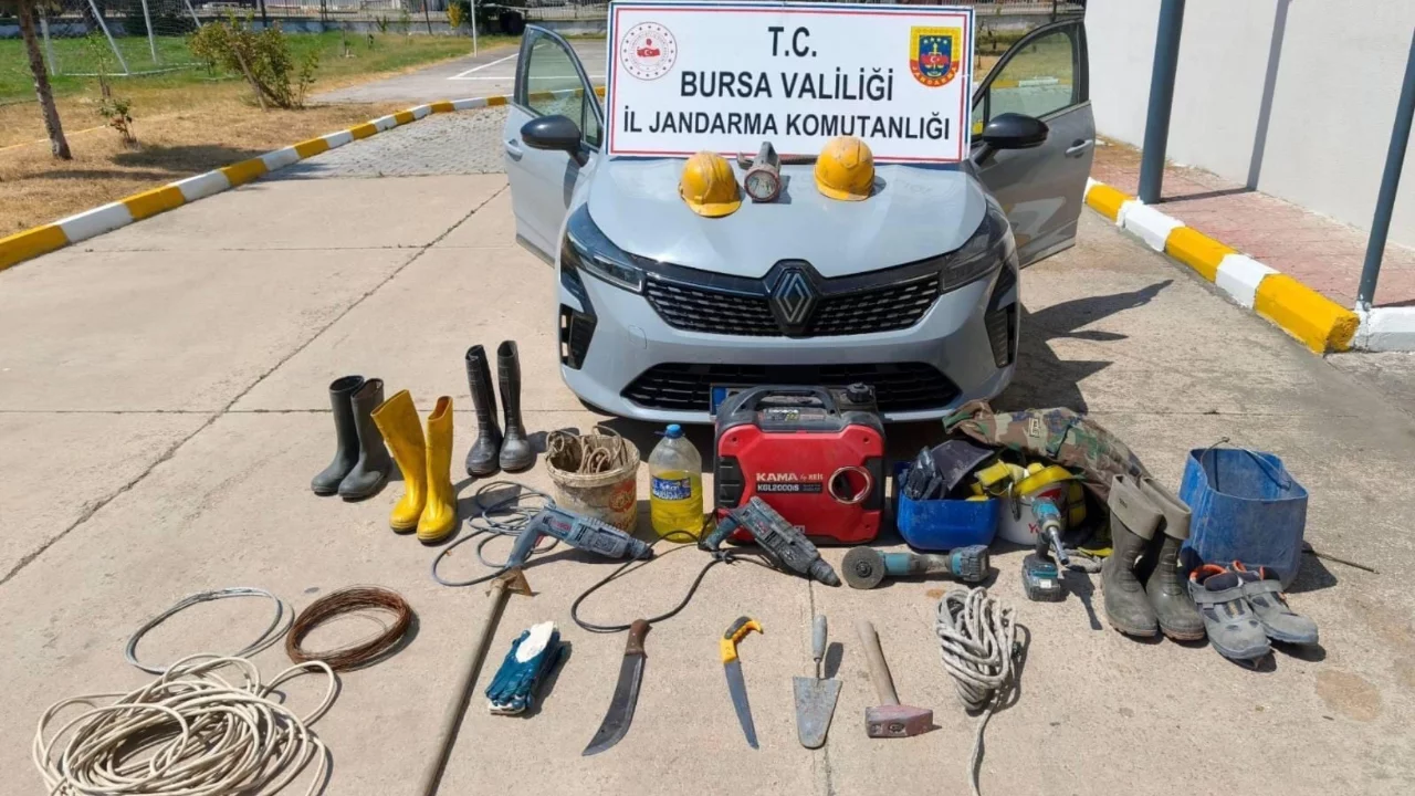 Bursa'da Antik Roma mezarlarında ka&ccedil;ak kazıya su&ccedil;&uuml;st&uuml;! 35 metrelik t&uuml;nelde yakalandılar...