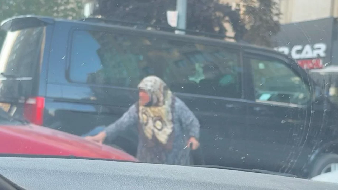Park yeri savaşını bastonlu yaşlı kadın kazandı! O anlar kamerada...