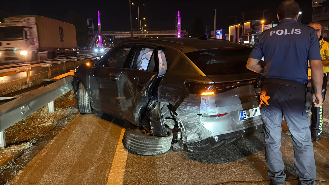 Sakarya'da alkoll&uuml; s&uuml;r&uuml;c&uuml;n&uuml;n karıştığı kazada 4 kişi yaralandı