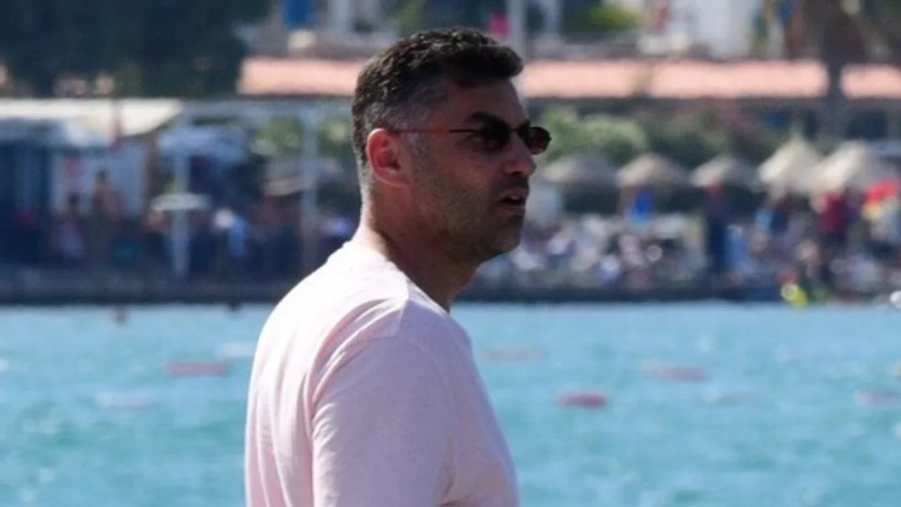 Burak Yılmaz Bodrum'da objektiflere yansıdı! Tekne turunda dikkat &ccedil;eken telefon g&ouml;r&uuml;şmesi