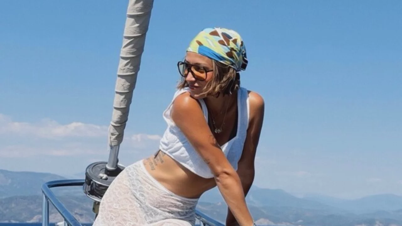 Zeynep Bastık yaz sezonunu a&ccedil;tı! Tekne tatilinden paylaştığı kareler ilgi odağı oldu