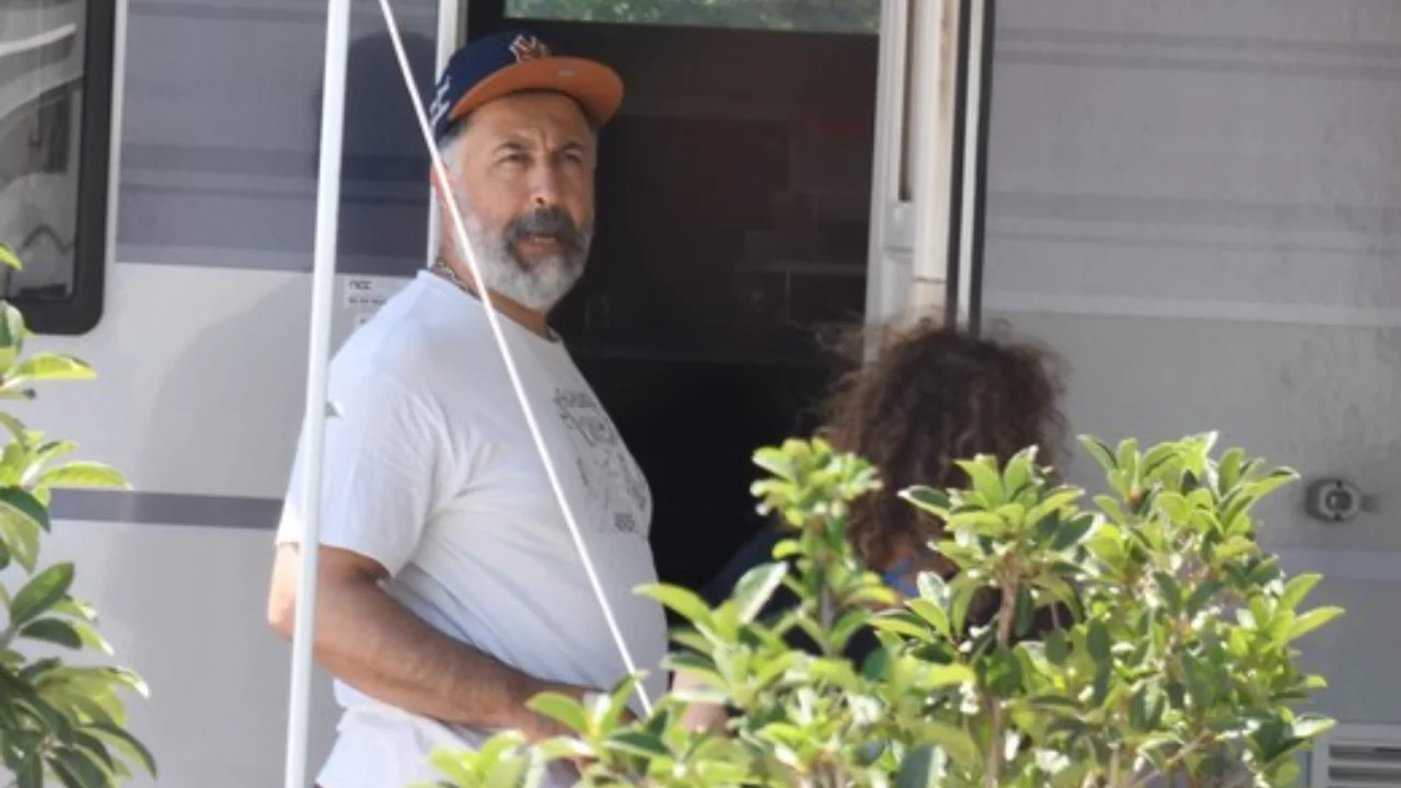 Mehmet &Ouml;zg&uuml;r'den ailece karavan keyfi! T&uuml;rkb&uuml;k&uuml;'nde doğayla i&ccedil; i&ccedil;e tatil