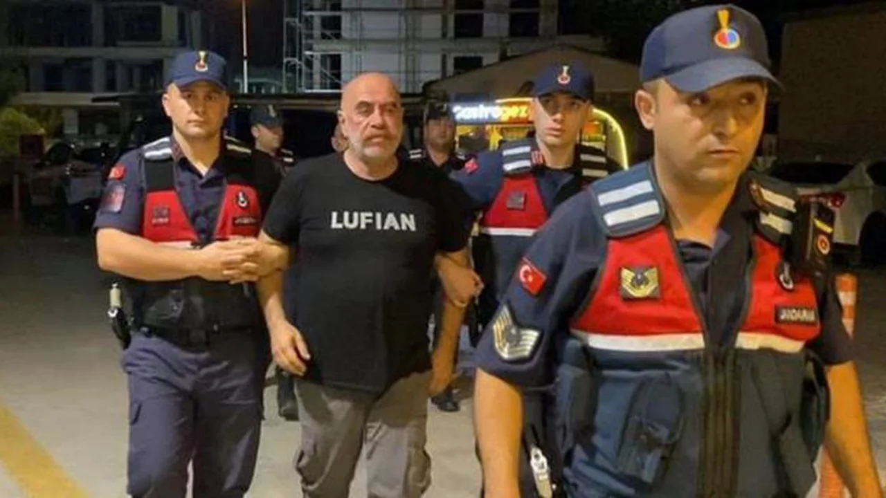 &Uuml;nl&uuml; y&ouml;netmen Ezel Akay g&ouml;zaltına mı alındı, neden g&ouml;zaltına alındı? Son dakika... Ezel Akay kimdir, filmleri, dizileri hangileri?