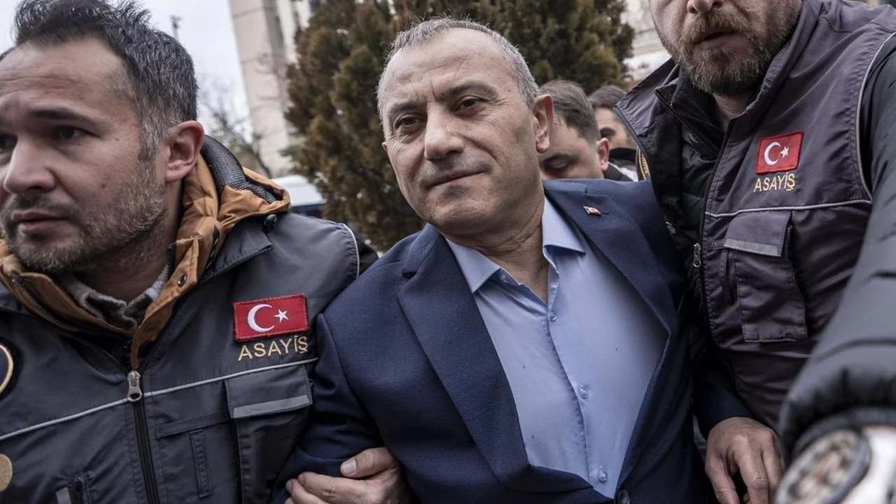 Eski Vali işkenceci &ccedil;ıktı! Sosyal medya kullanıcısına neler yaptırmış neler