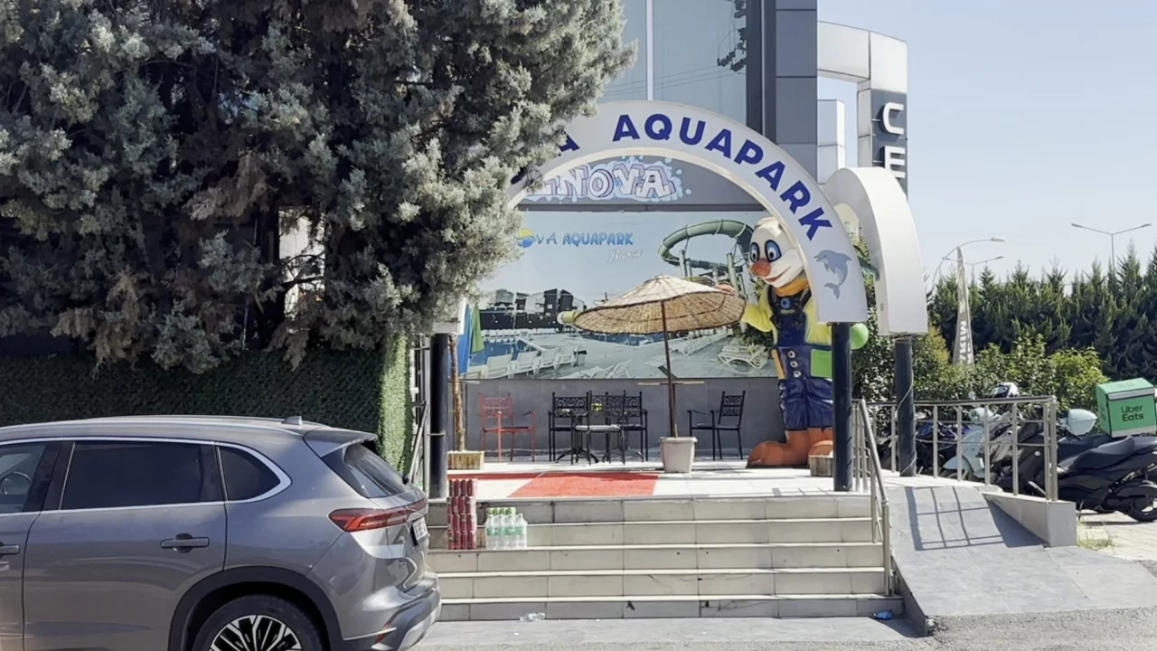 Bursa aquaparkta dehşet anları! 16 yaşındaki &ccedil;alışan 10 metreden zemine &ccedil;akıldı