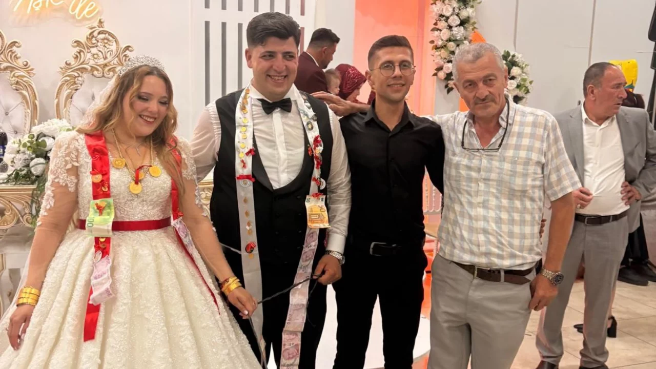 Düğünde takı törenine damga vurdu! Çift, karşısında görünce büyük şaşkınlık yaşadı