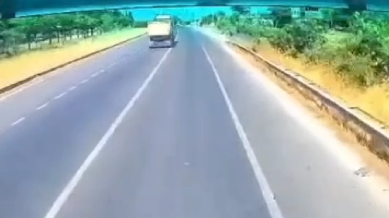 Bursa'da g&ouml;z g&ouml;re g&ouml;re kamyonun &uuml;st&uuml;ne gitti! O anlar kamerada...