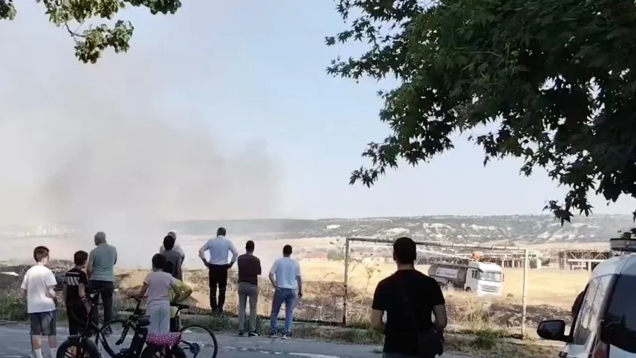 Otluk alan alevler i&ccedil;inde kaldı
