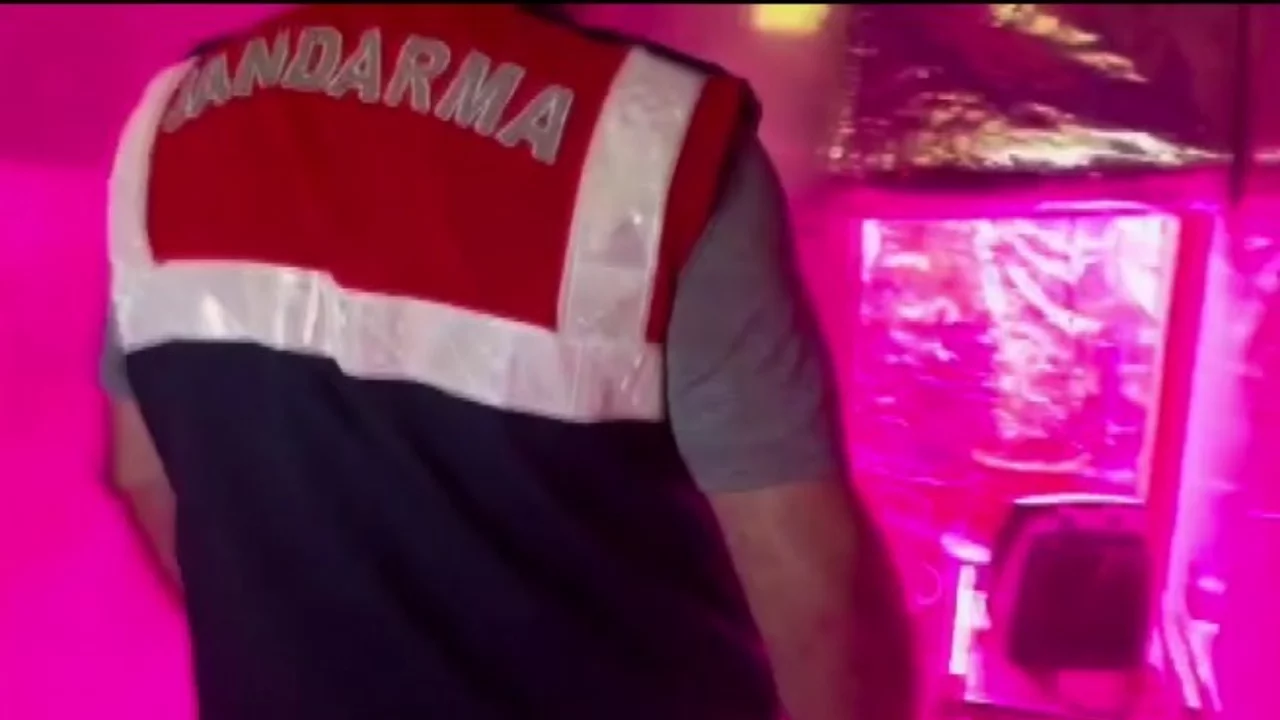 &Uuml;nl&uuml; y&ouml;netmenin Bursa'daki evinden &ccedil;ıkanlar şaşkına &ccedil;evirdi! Odalar tarlaya d&ouml;nm&uuml;ş...