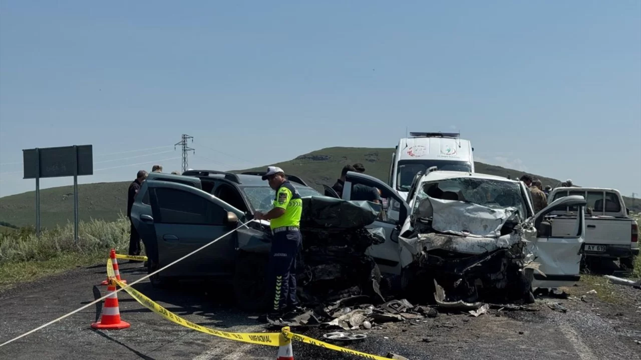 İki aracın çarpışması sonucu 3 kişi öldü, 3 kişi yaralandı