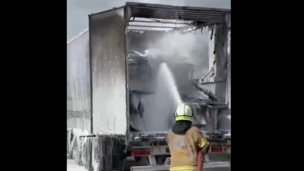 Bursa'da seyir halindeki tırın dorsesi alev alev yandı