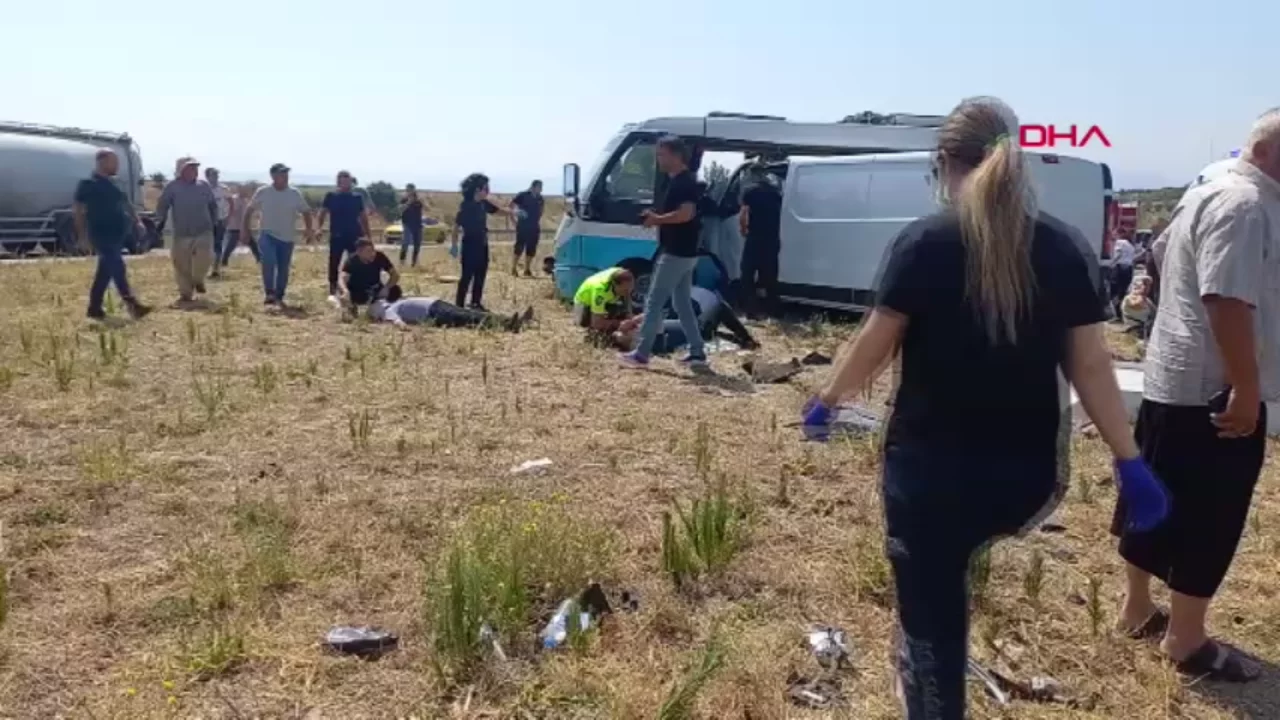 Manisa'da iki minib&uuml;s &ccedil;arpıştı; &ouml;l&uuml; ve yaralılar var