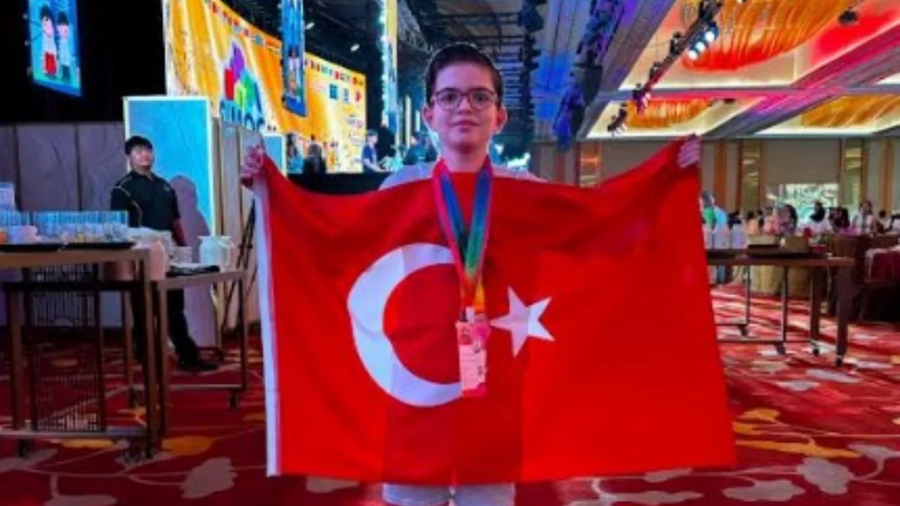 Bursalı öğrenciden uluslararası başarı! Singapur'da iki madalya kazandı