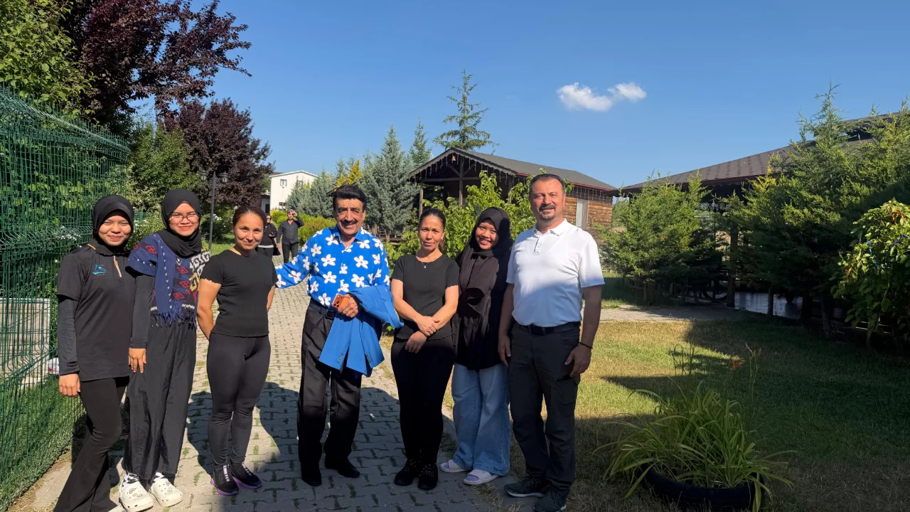 &Uuml;nl&uuml; sanat&ccedil;ı Hakkı Bulut, Bursa G&ouml;k&ouml;z'de keyifli bir g&uuml;n ge&ccedil;irdi