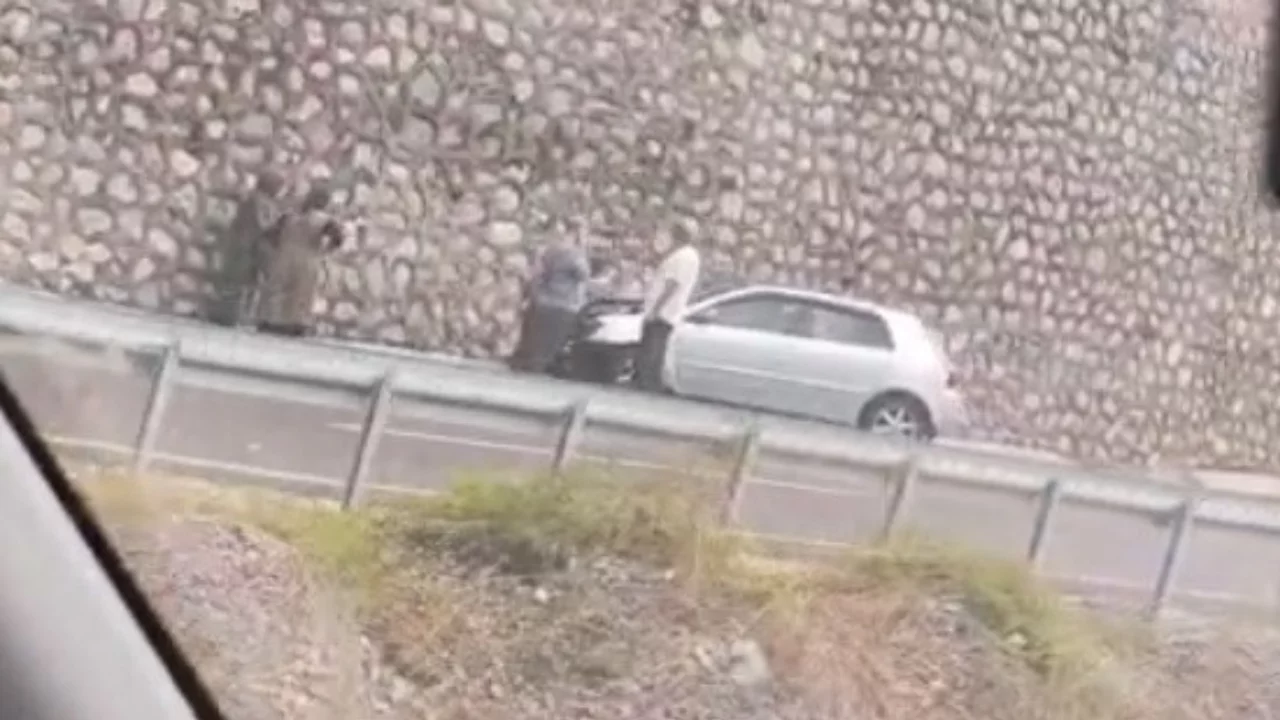Bariyere &ccedil;arpan otomobildeki yolcu yaralandı