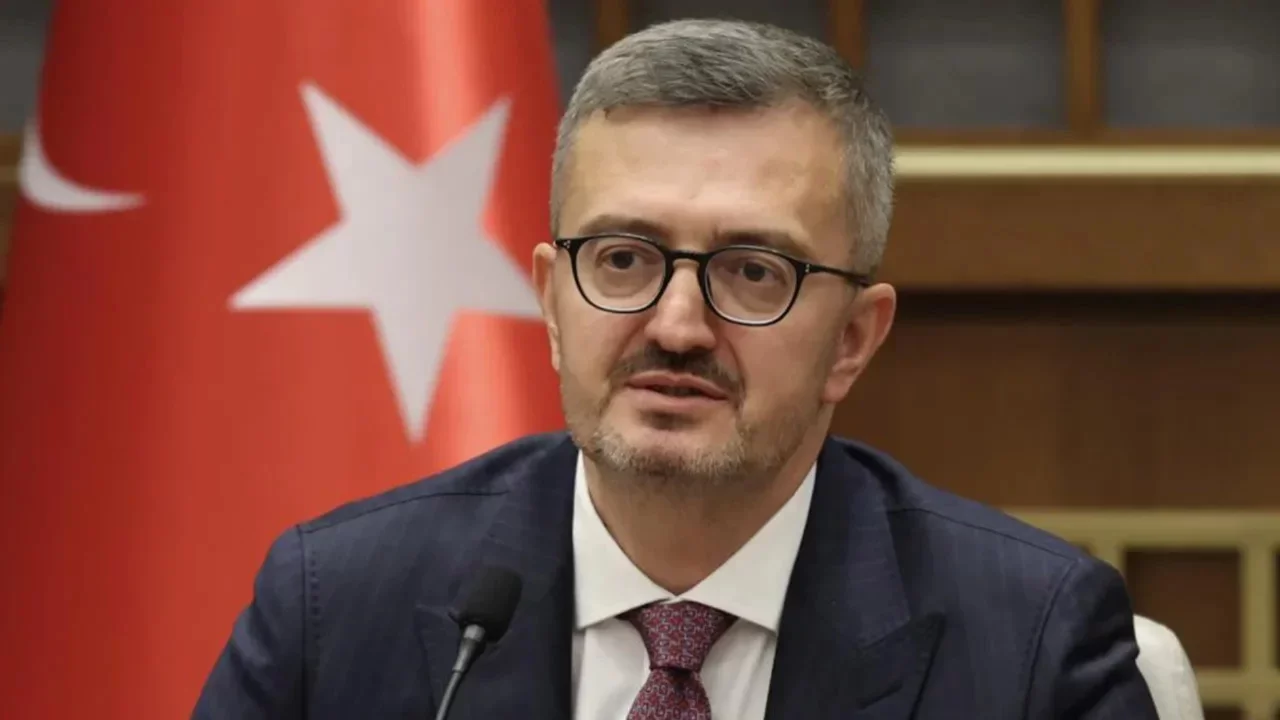 Cumhurbaşkanlığı İletişim Başkanı Duran'dan, A Milli Kadın Voleybol Takımı'na tebrik 