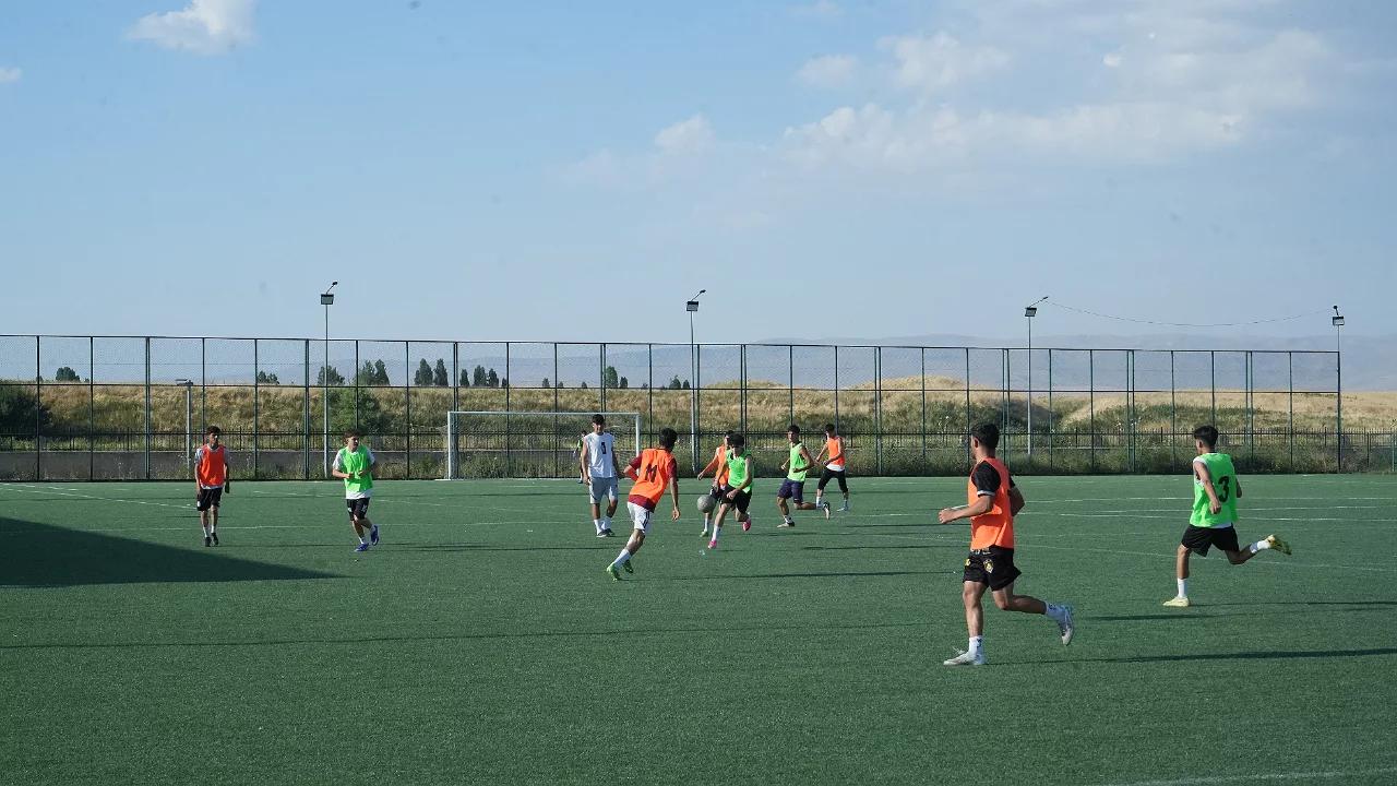 Bin gen&ccedil; futbolcu geleceği i&ccedil;in sahaya &ccedil;ıktı
