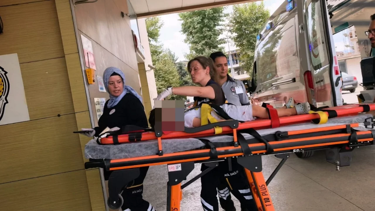 Bursa'da y&uuml;rekleri ağza getiren olay! K&uuml;&ccedil;&uuml;k &ccedil;ocuk demir kapının altında kaldı...