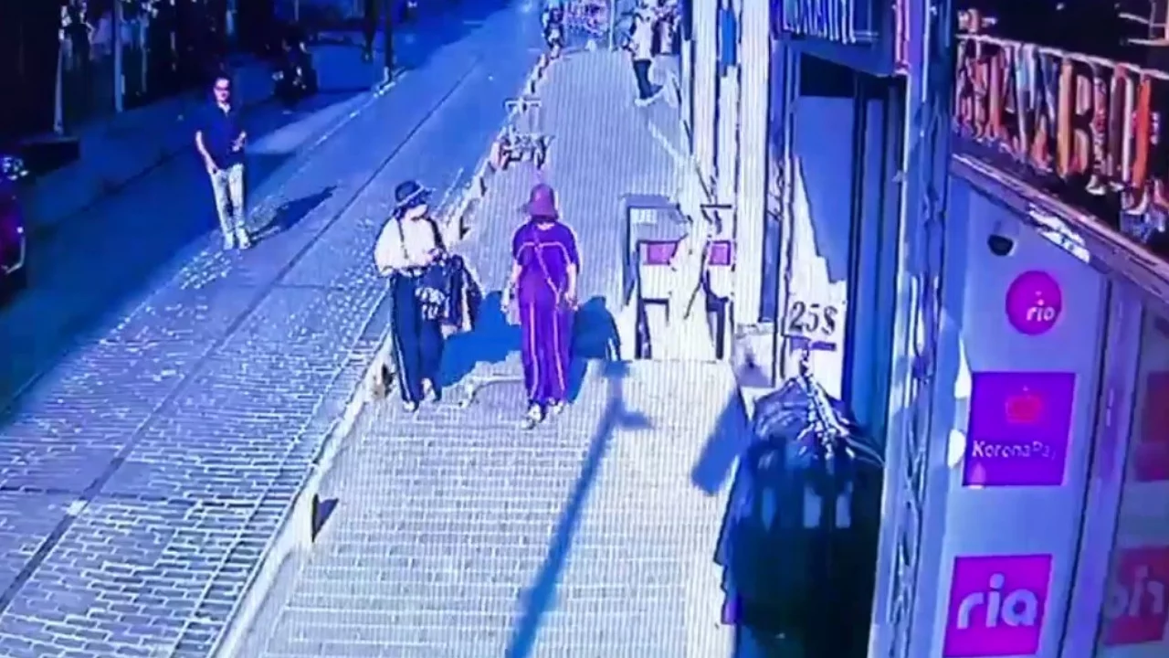 Turist c&uuml;zdanı &ccedil;alan &ccedil;ocuklar su&ccedil; makinesi &ccedil;ıktı!