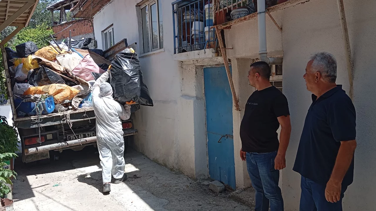 K&ouml;t&uuml; kokunun sırrı ortaya &ccedil;ıktı! Evden 3 kamyon dolusu &ccedil;&ouml;p &ccedil;ıkarıldı