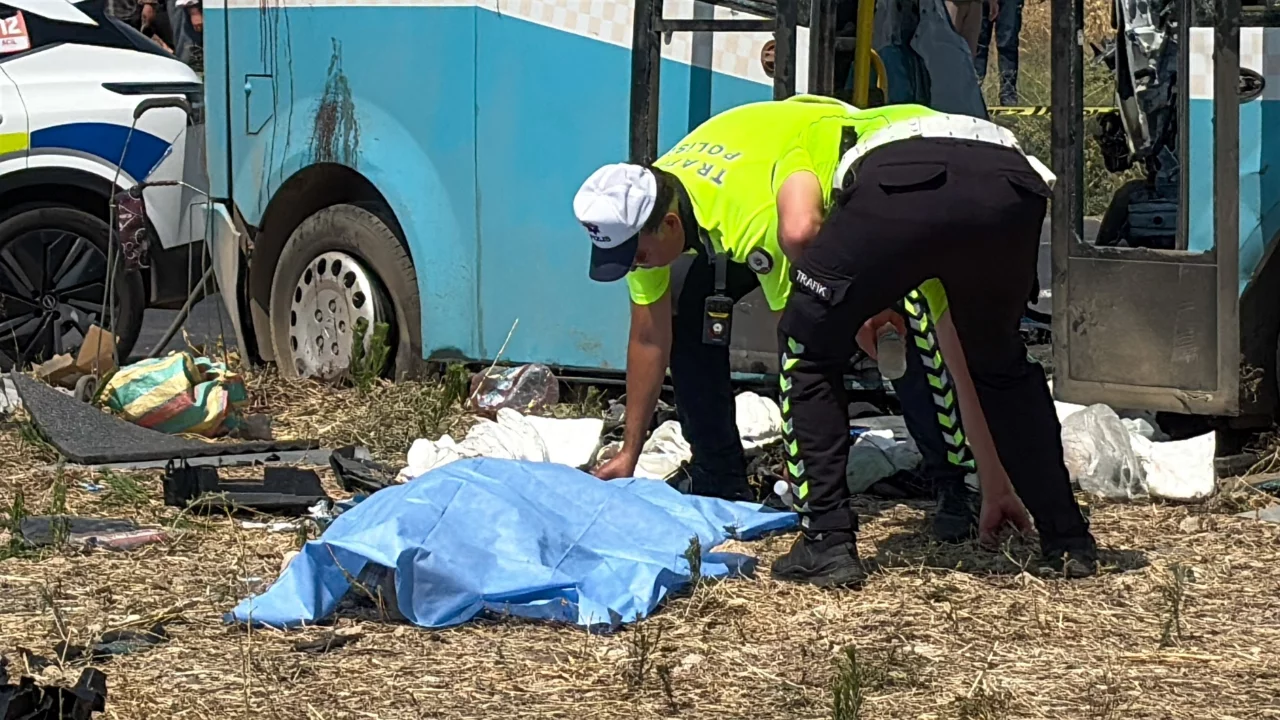 Manisa'da feci midib&uuml;s kazası: Yolcu hayatını kaybetti, 10 kişi hastaneye kaldırıldı