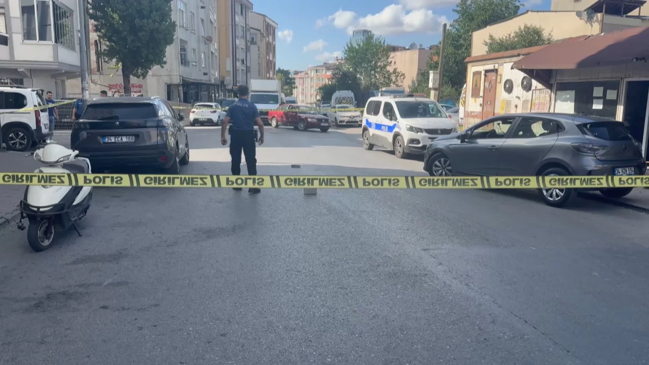 Esenyurt'ta sokak ortasında silahlı saldırı: 2 kişi yaralandı, ş&uuml;pheli ka&ccedil;tı