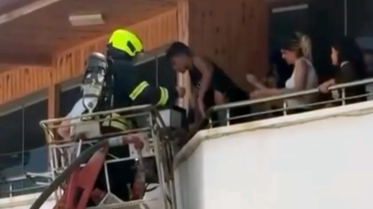 Mersin'de otel yangını paniği! Mahsur kalan 9 kişi böyle kurtarıldı