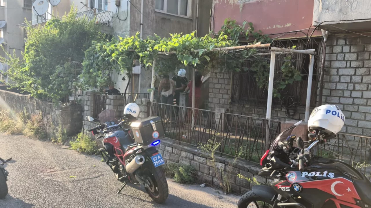 Balkon yıkama kavgası büyüdü! Komşular taş ve tuğlayla birbirine saldırdı...
