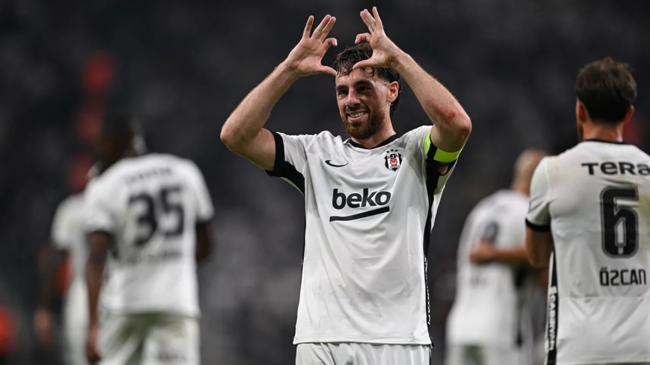 Beşiktaş evinde tur kapısını araladı!