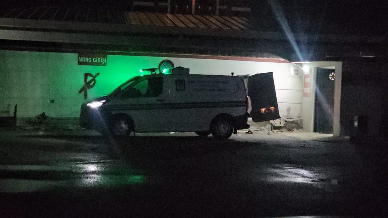 Şarampole yuvarlanan otomobilde kahreden son: 3 can gitti...
