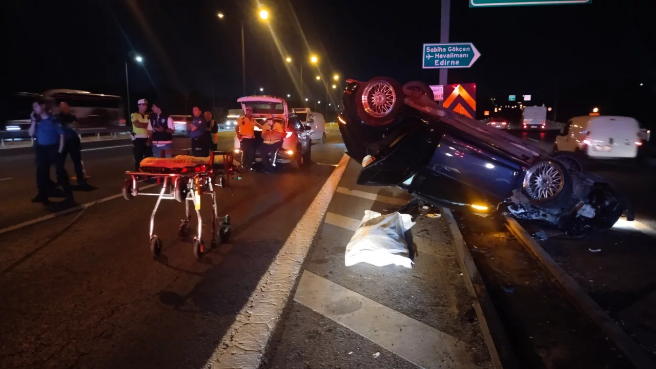 TEM Otoyolu'nda feci kaza! Bariyerlere saplanan otomobilde can kaybı