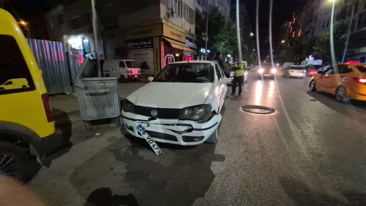 Minib&uuml;s s&uuml;r&uuml;c&uuml;s&uuml; para sayarken &ouml;n&uuml;ndeki araca &ccedil;arptı: 1'i &ccedil;ocuk 2 yaralı