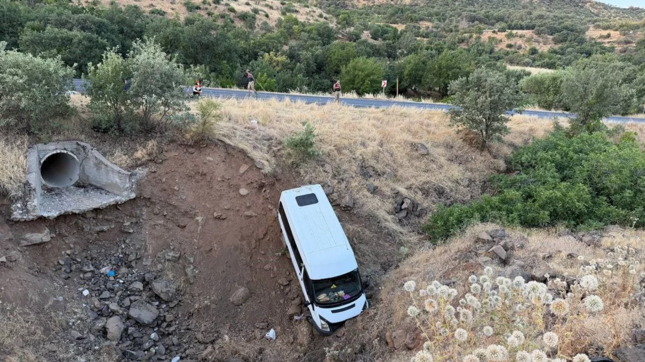 Tarım iş&ccedil;isi minib&uuml;s&uuml; şarampole d&uuml;şt&uuml;: 4 yaralı